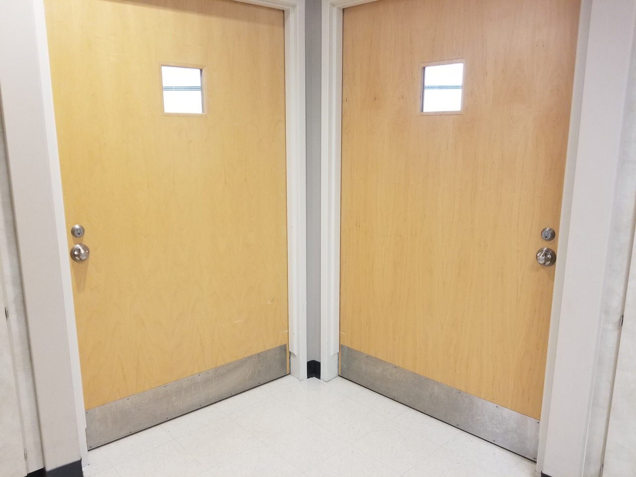 Ligature resistant hardware on hospital door